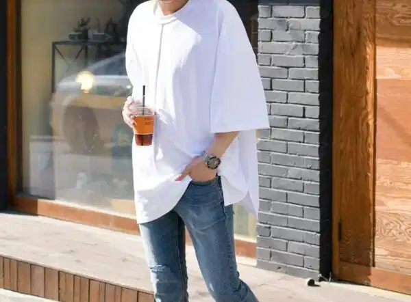 Áo thun oversize nam với phom dáng suông rộng và tay áo hạ vai
