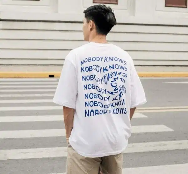 Áo thun oversize in họa tiết mặt lưng tại Rin Boutique