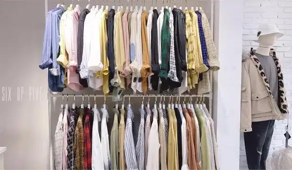 Cửa hàng Six Up Five Boutique với các sản phẩm bài trí ngăn nắp
