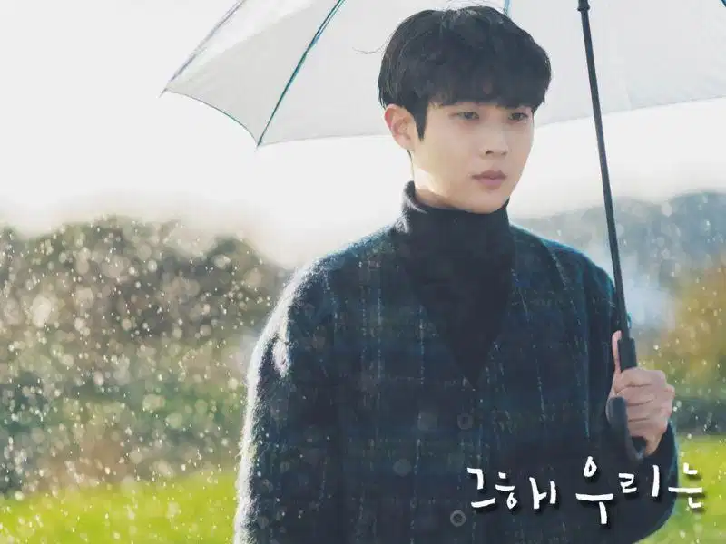 Choi Woo Sik mặc áo cardigan dệt kim ấm áp trong phim Mùa Hè Yêu Dấu Của Chúng Ta
