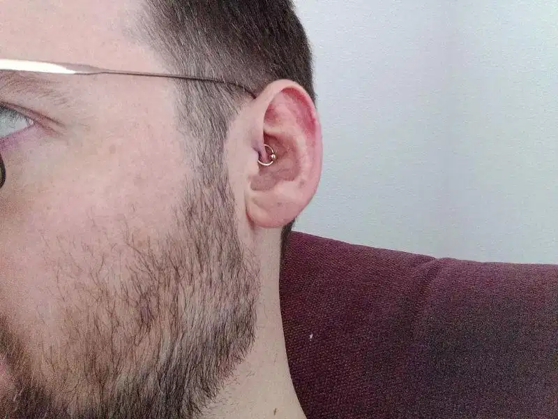 Lỗ xỏ Daith uốn theo nếp sụn phía trên ống tai