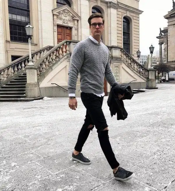 Nam tính với áo len cổ tròn và quần jean Áo len cổ tròn dệt kim và quần jeans vintage