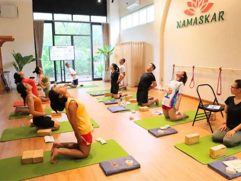 Lớp học yoga trị liệu và giải tỏa căng thẳng tại Namaskar Yoga Retreat