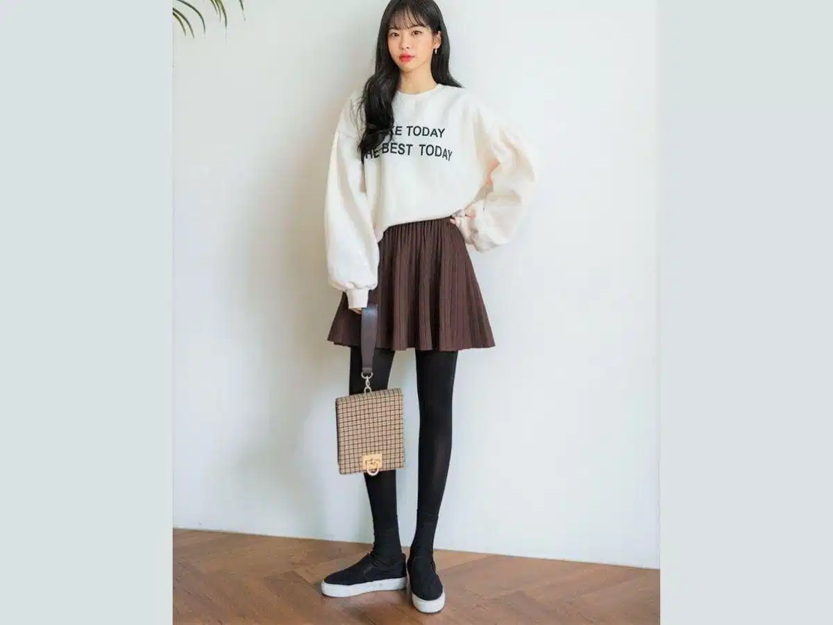 Phối quần legging với chân váy ngắn Phối quần legging với chân váy ngắn