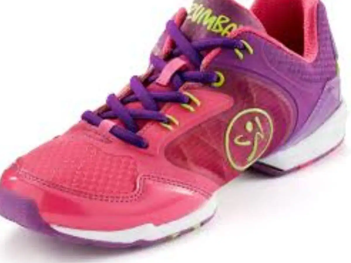 Giày tập Zumba cần có độ linh hoạt và độ bám phù hợp Giày tập Zumba cần có độ linh hoạt và độ bám phù hợp