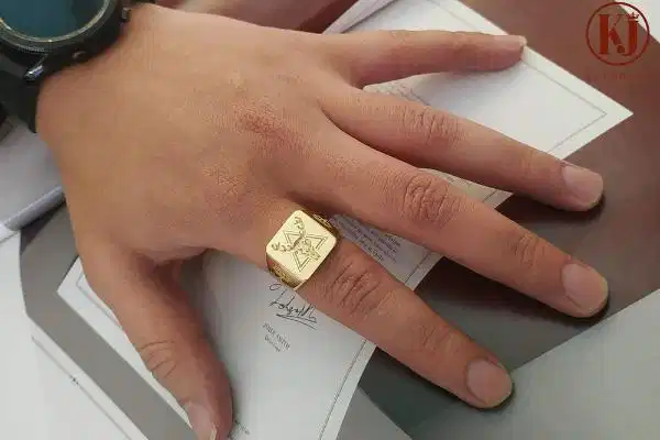 Nhẫn nam mặt vuông có họa tiết tạo chiều sâu thị giác Nhẫn nam mặt vuông chạm khắc họa tiết tinh xảo