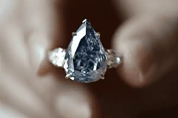 Nhẫn Winston Blue Diamond, kim cương xanh tuyệt đẹp Nhẫn Winston Blue Diamond, kim cương xanh tuyệt đẹp