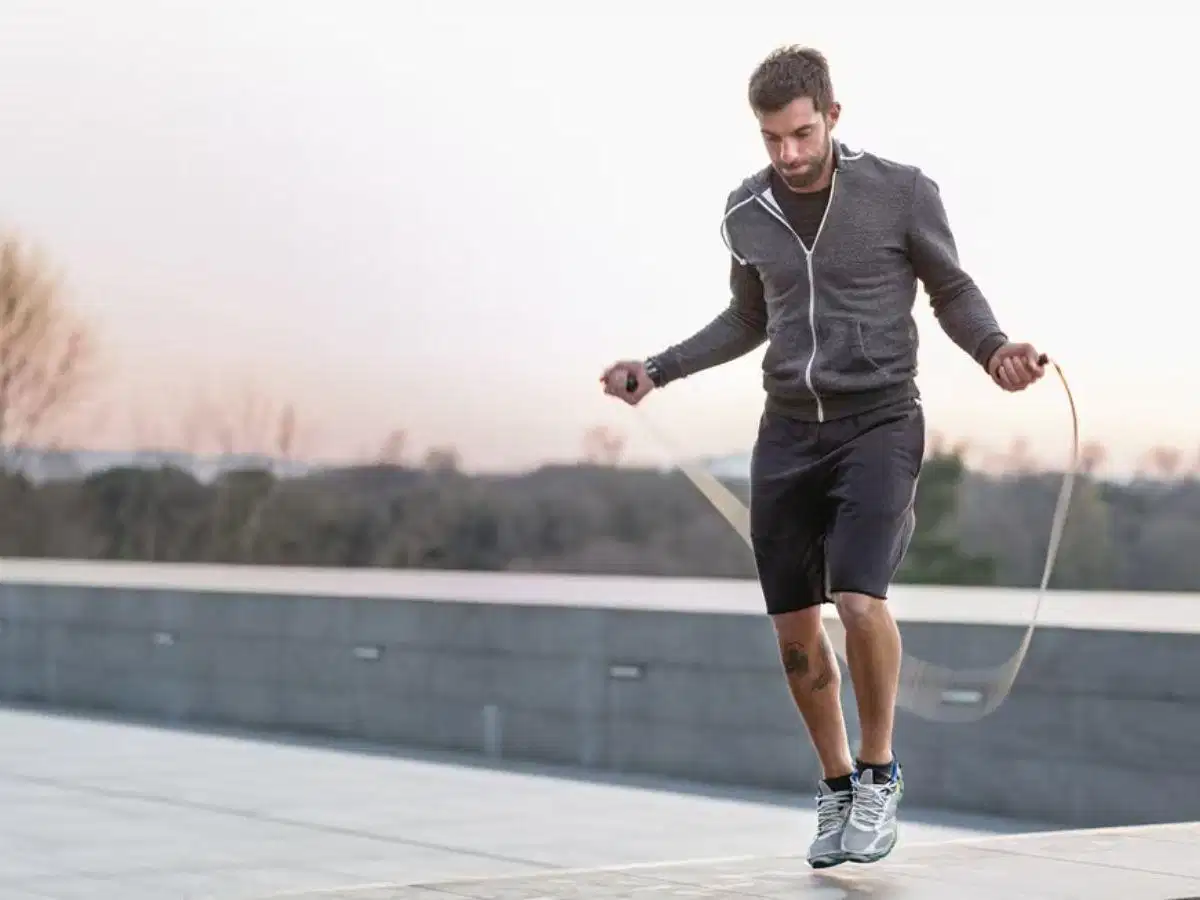 Nhảy dây cải thiện nhịp tim và phản xạ chân Nhảy dây là hình thức cardio đơn giản, linh hoạt tại nhà