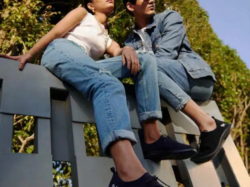 Quần jeans rách phối cùng giày sneaker đen nữ