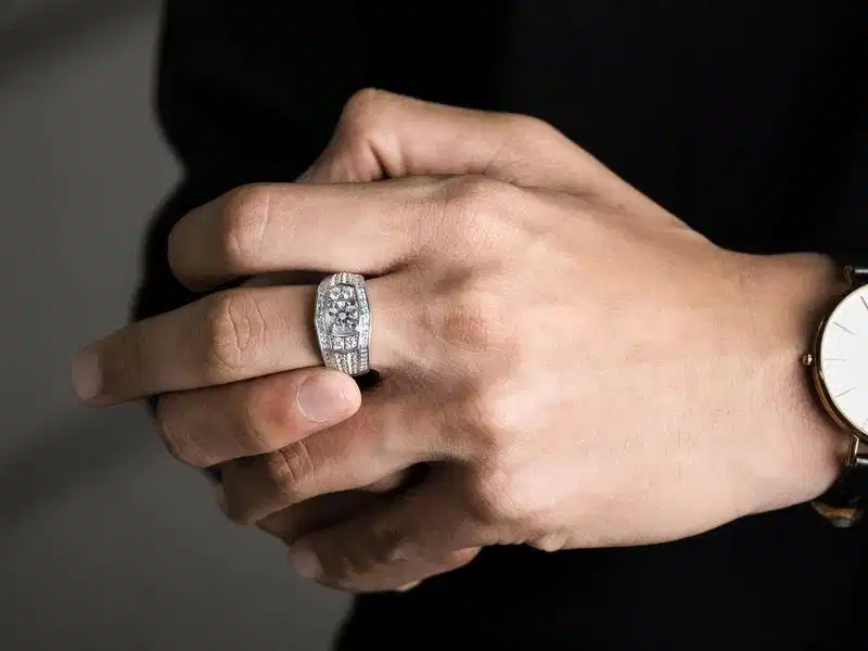 Đeo nhẫn ngón giữa nam Đeo nhẫn ngón giữa mang lại cảm giác cân bằng cho bàn tay