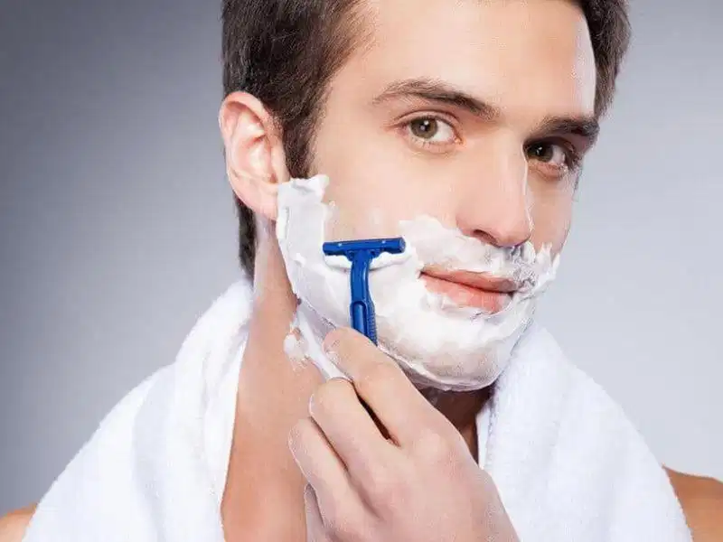 Thoa kem cạo râu bảo vệ da Thoa bọt hoặc kem cạo râu tạo lớp bôi trơn cần thiết để bảo vệ da mặt