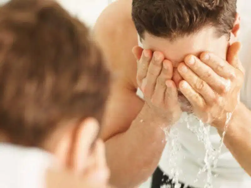Rửa mặt bằng nước ấm trước khi cạo Dùng nước ấm làm mềm râu và giãn nở lỗ chân lông trước khi lướt lưỡi cạo