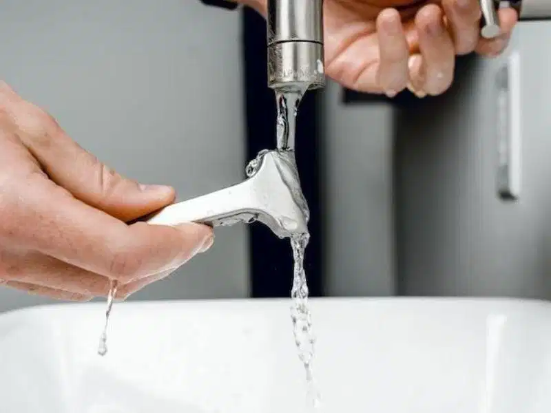 Vệ sinh lưỡi dao cạo đúng quy cách Bỏ quên bước khử trùng và vệ sinh lưỡi cạo sau mỗi lần sử dụng xong