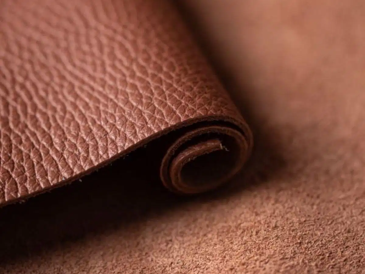 Những lưu ý về nhược điểm nhạy cảm với độ ẩm và vết trầy của da Calfskin