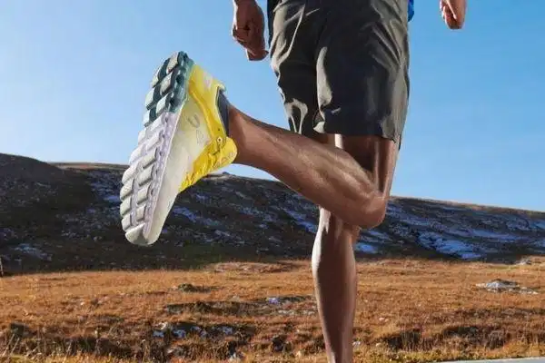 Chất liệu dệt thân giày Flyknit và Primeknit So sánh kết cấu vải dệt thân giày thể thao