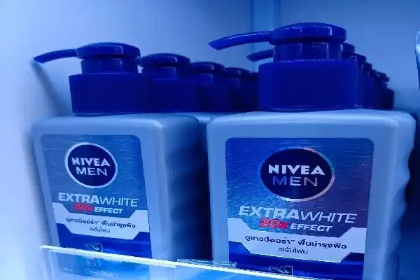 Sữa rửa mặt bùn khoáng sáng da Nivea Men Extra White