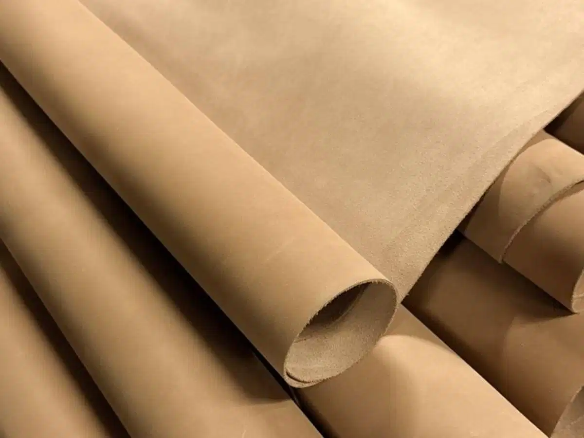 Chất liệu da Nubuck Da Nubuck có bề mặt mịn như nhung và khả năng chịu mài mòn tốt