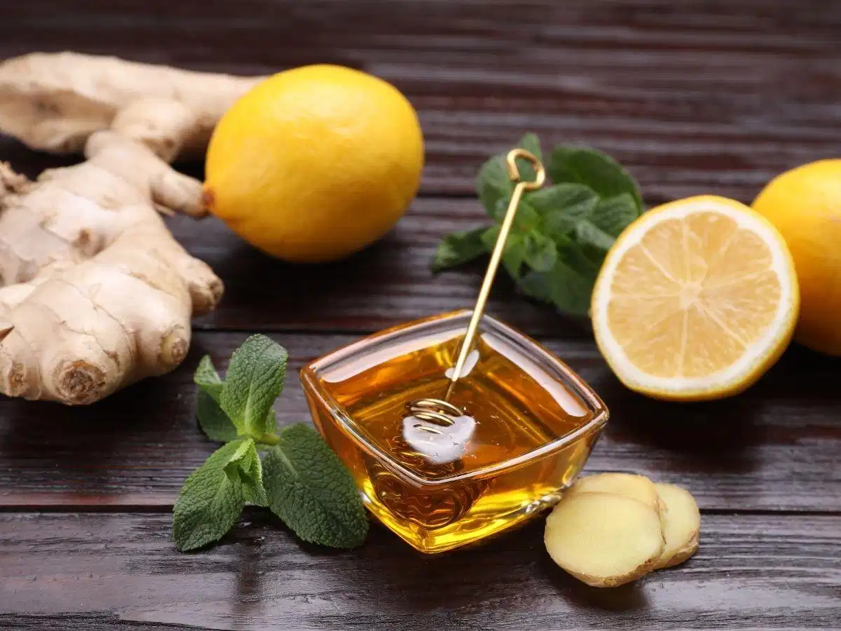 Hỗn hợp chanh và mật ong cần được thử trên vùng da nhỏ trước khi dùng Hỗn hợp chanh và mật ong cần được thử trên vùng da nhỏ trước khi dùng
