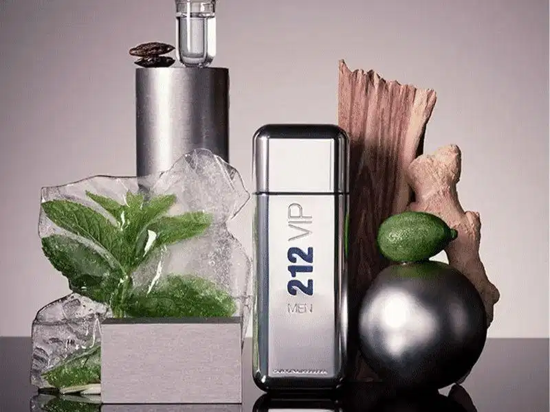 Chi tiết chai nước hoa nam 212 VIP Men EDT đặt trên nền gương