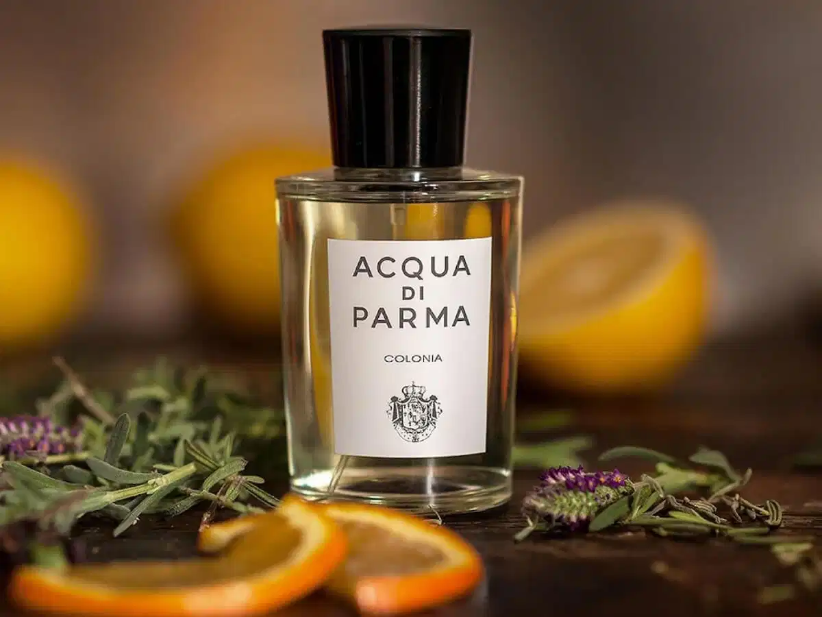 Chai nước hoa Acqua di Parma Colonia thân thủy tinh cổ điển và nhãn vàng đặc trưng