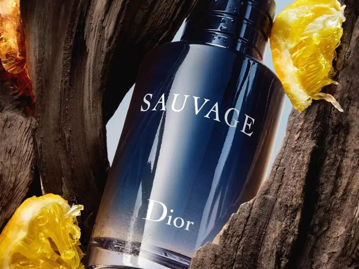 Nước hoa Dior Sauvage EDT với hương cam bergamot tươi mát, mang phong cách trẻ trung và năng động Chai nước hoa Dior Sauvage EDT với hương cam bergamot tươi mát