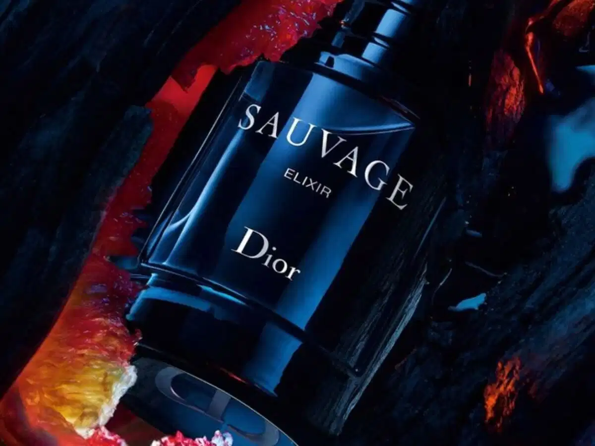 Nước hoa Dior Sauvage Elixir với hương gỗ trầm và gia vị cay nồng, mạnh mẽ và đẳng cấp Nước hoa Dior Sauvage Elixir với dáng chai nhỏ gọn và sắc xanh thẫm huyền bí