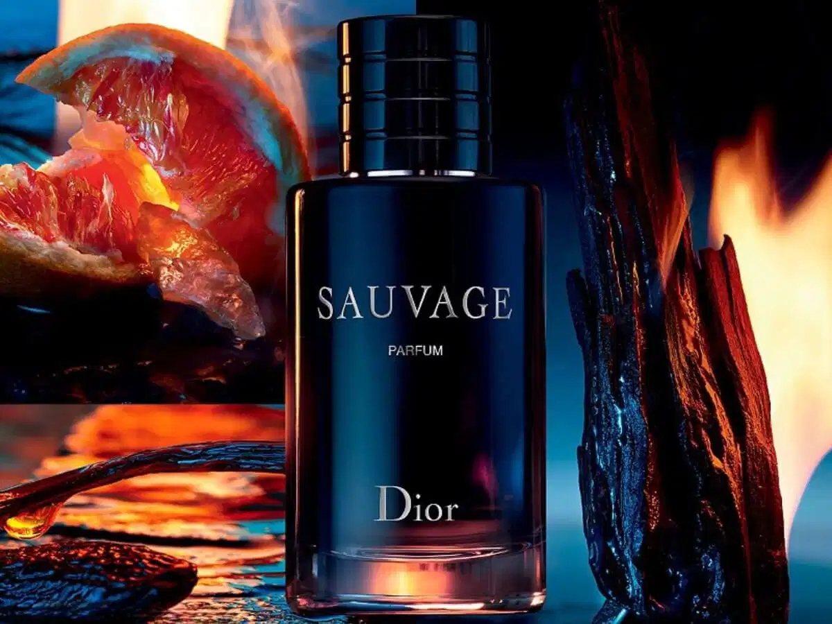 Nước hoa Dior Sauvage Parfum với hương gỗ đàn hương trầm ấm và sang trọng Chai nước hoa Dior Sauvage Parfum với thiết kế ánh xanh đậm