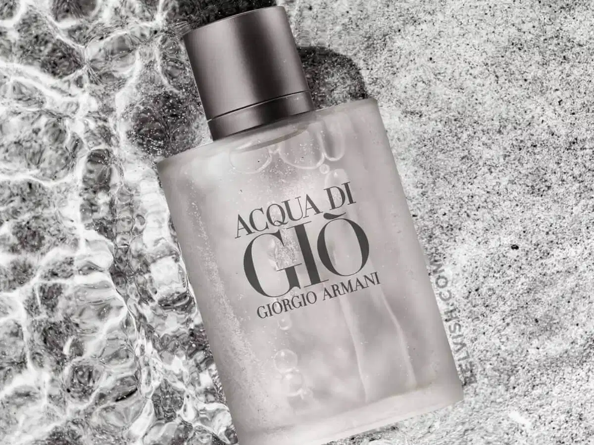 Nước hoa Giorgio Armani Acqua di Giò thân chai mờ tối giản mang tính biểu tượng