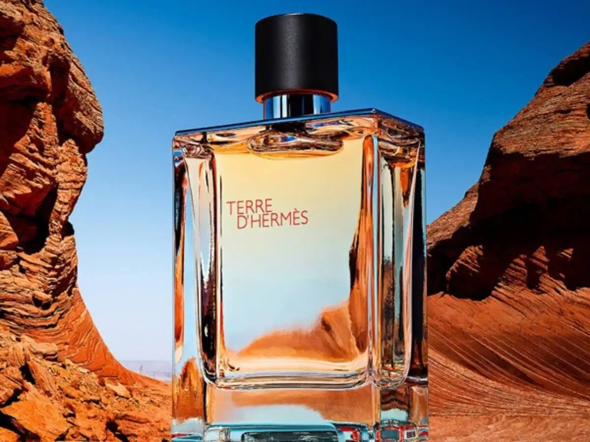 Nước hoa Hermès Terre d'Hermès với đế chai tạo hình chữ H kim loại vát cạnh