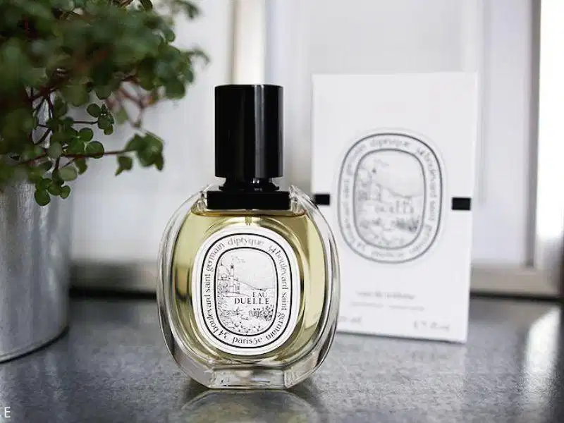 Diptyque Eau Duelle Diptyque Eau Duelle sự kết hợp giữa vani khô và nốt trà đen hun khói