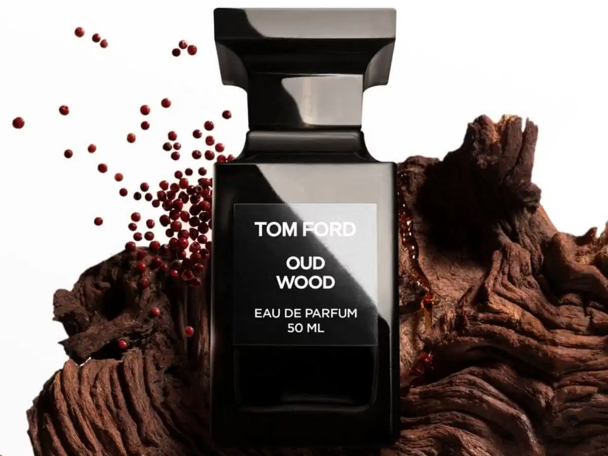 Chai nước hoa Tom Ford Oud Wood màu khói vuông vức mang phong cách kiến trúc quân cờ