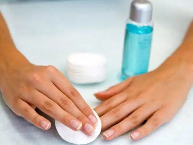 Dùng nước tẩy móng tay tẩy vết quẹt đen ở đế giày