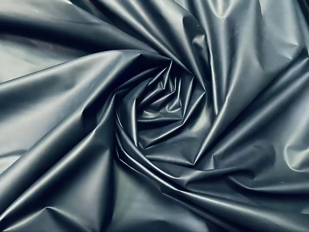 Bề mặt mềm mượt của chất liệu nylon trong quần legging Bề mặt mềm mượt của chất liệu nylon trong quần legging