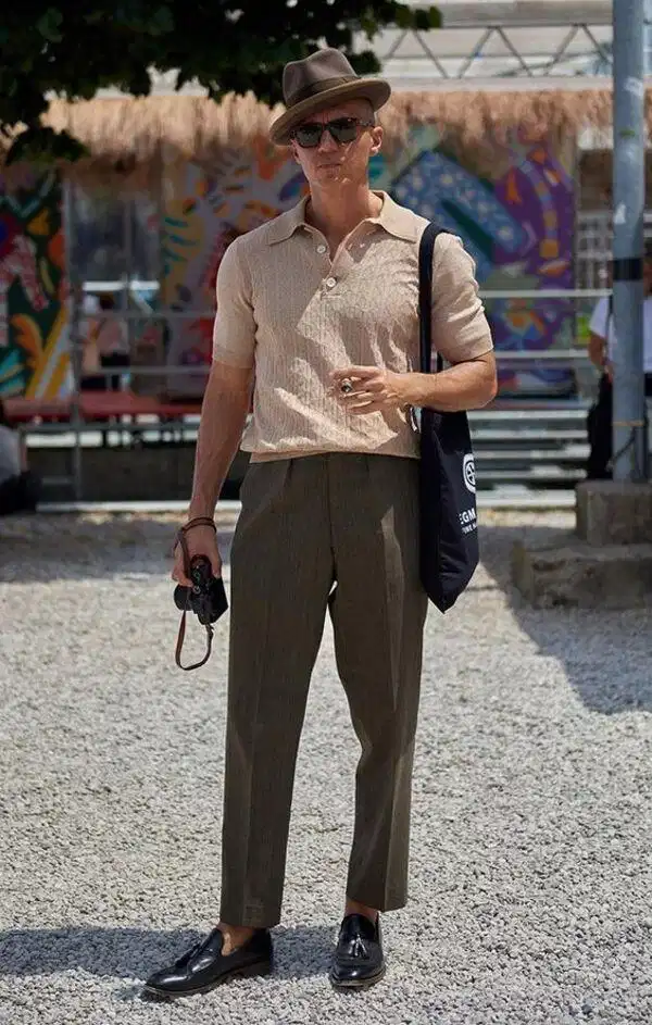Outfit hoàn hảo để đi gặp khách hàng ( Ảnh: Pinterest ) Set đồ áo polo tối màu và quần dài thích hợp gặp gỡ đối tác