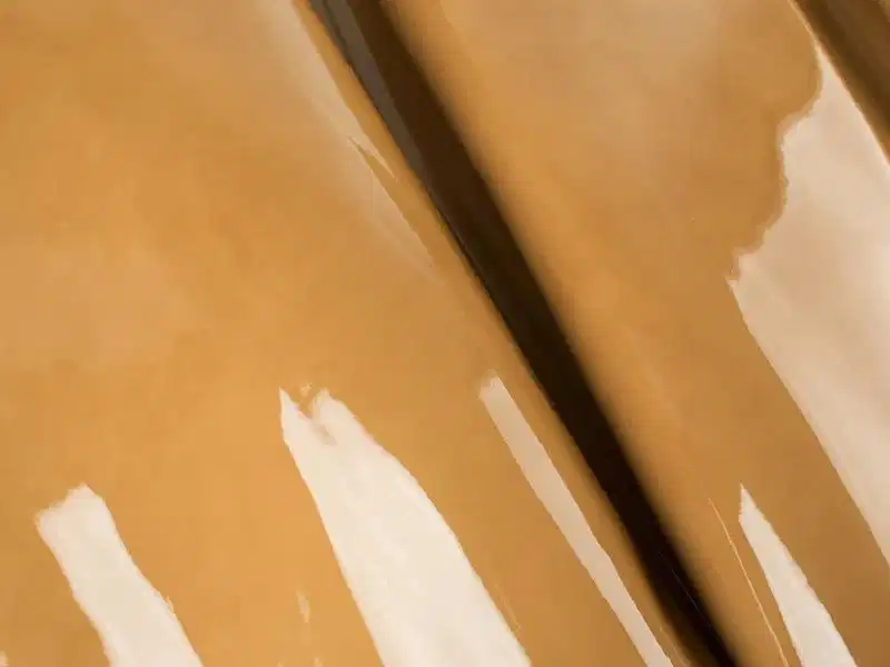 Độ bóng phản chiếu ánh sáng của da bóng Patent Leather