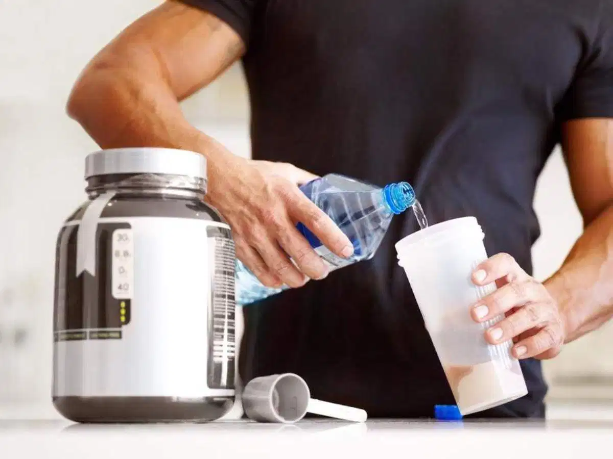 Pha whey với nước ở nhiệt độ thường Pha whey với nước ở nhiệt độ thường