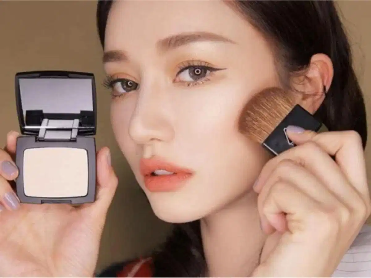 Phấn bắt sáng giúp tạo chiều sâu cho khuôn mặt Phấn bắt sáng giúp tạo chiều sâu cho khuôn mặt