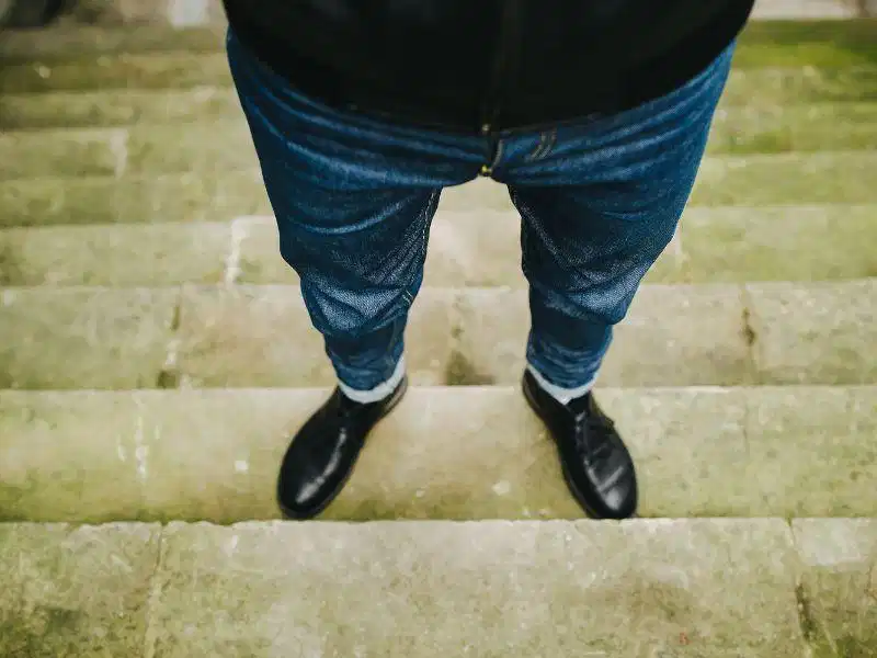Phân biệt vải selvedge denim và jeans thường So sánh chi tiết mép vải selvedge khép kín và mép may vắt sổ của quần jeans thông thường