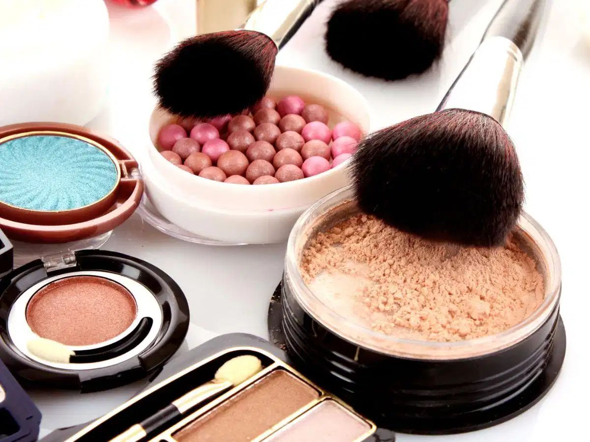 Phấn phủ thường có dạng bột tơi hoặc phấn nén Phấn phủ thường có dạng bột tơi hoặc phấn nén