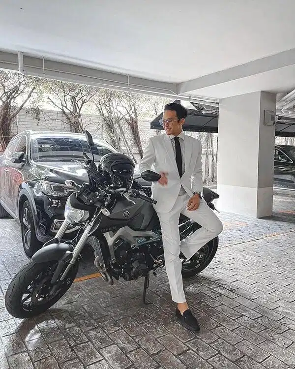 Philip Thinroj cũng lịch lãm với vest