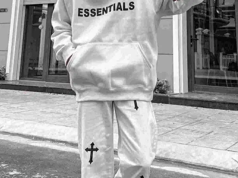 Áo hoodie form rộng phối cùng quần wide-leg Phối áo hoodie form rộng cùng quần ống rộng nam phóng khoáng