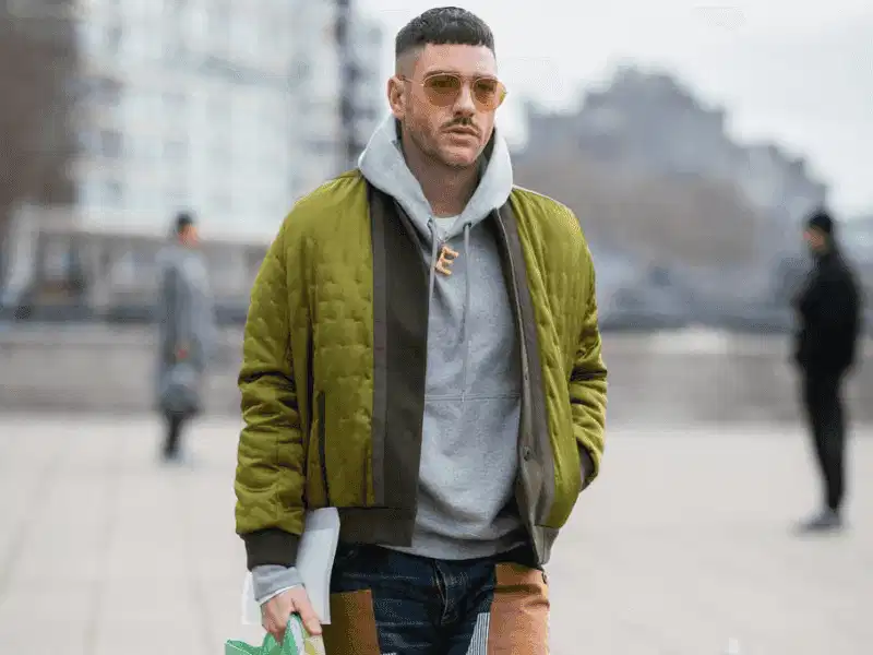 Layer bomber cùng hoodie và quần jeans