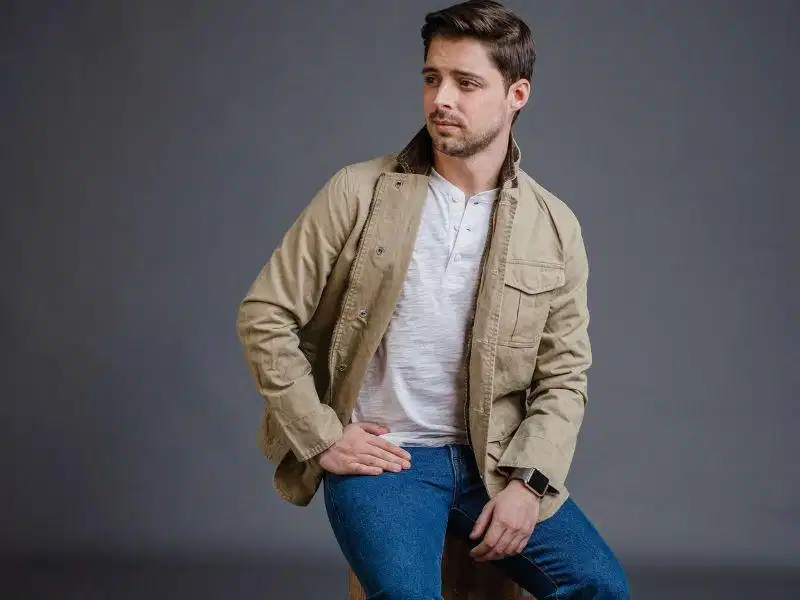 Áo thun trắng phối sơ mi sọc Phối áo thun trắng, quần jeans xanh wash cùng áo sơ mi kẻ sọc ngoài