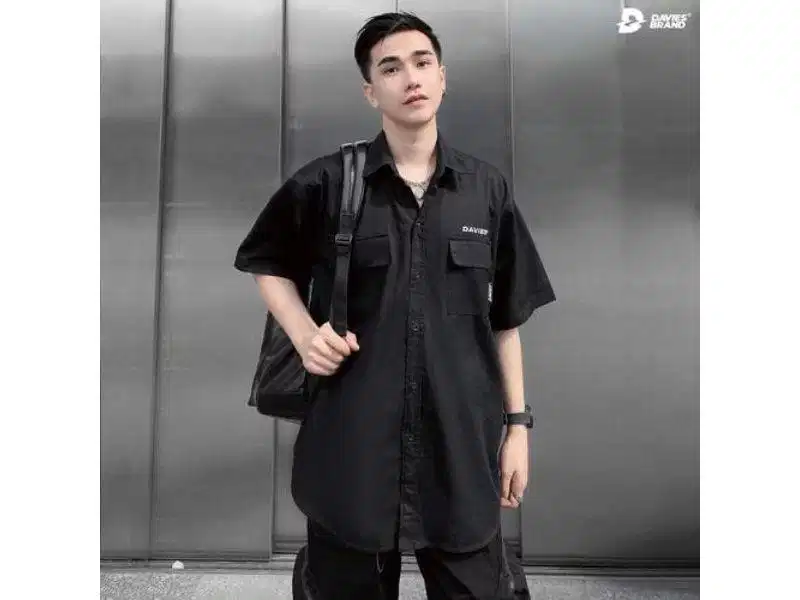 Phong cách layer all-black Phối layer cả cây đen với áo sơ mi, áo thun và quần tây
