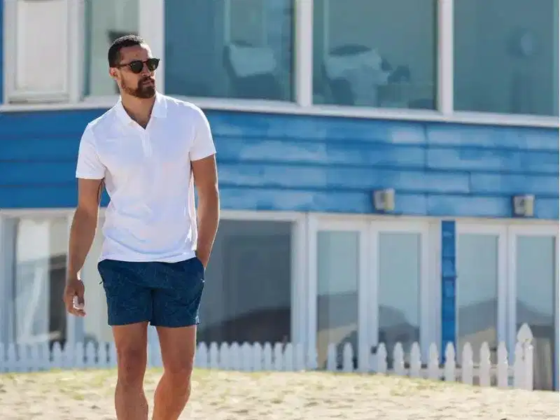 Áo polo và quần short sáng màu Áo polo dệt kim phối cùng quần short nam sáng màu