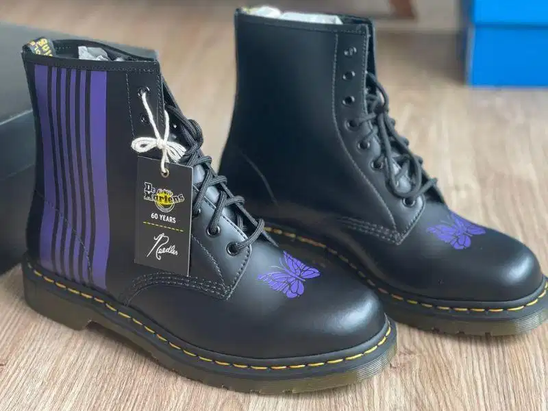 Giữ form giày da Sử dụng giấy mềm hoặc phụ kiện để giữ form giày Dr Martens