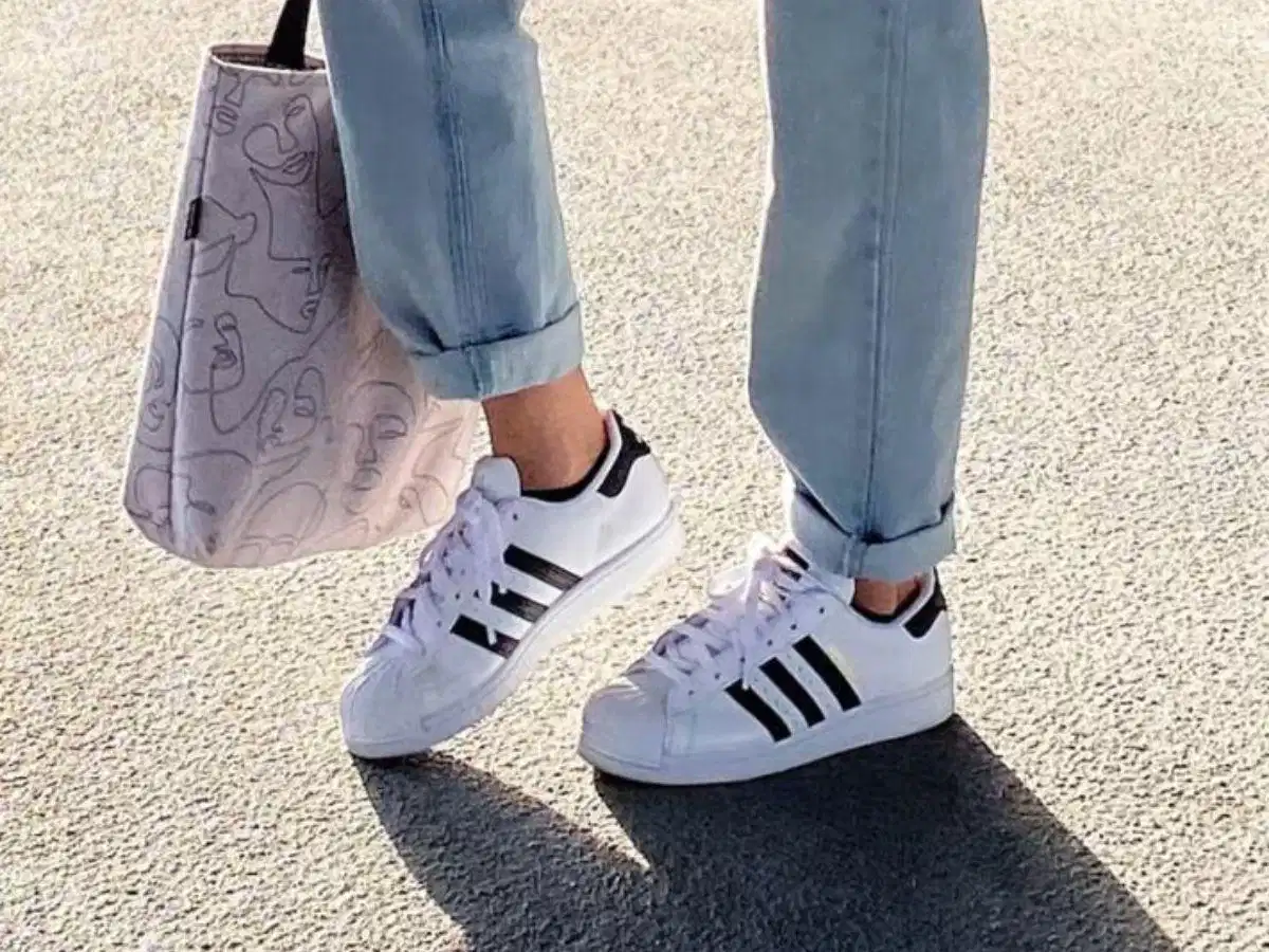 Phối màu quần jean và giày Adidas hài hòa