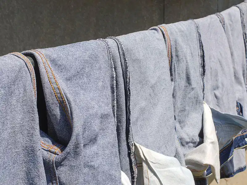 Phơi khô quần jeans selvedge đúng cách Phơi quần jeans selvedge ở nơi thoáng gió tự nhiên tránh ánh nắng mặt trời trực tiếp