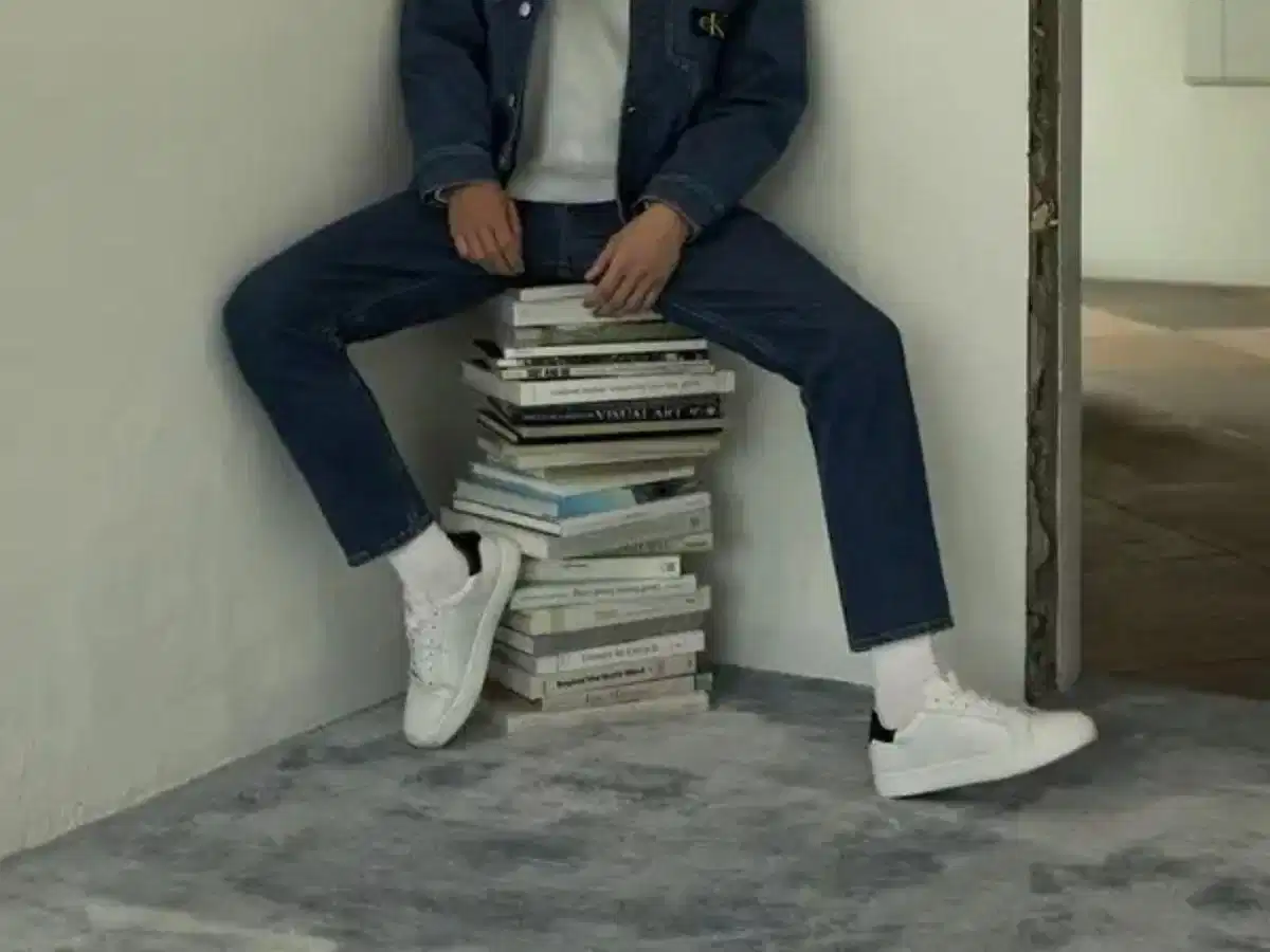 Áo khoác denim phối quần jean và giày Adidas
