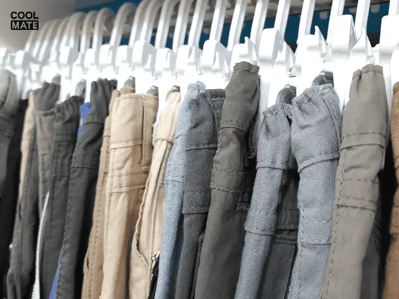 Phơi quần kaki ống suông ở nơi thoáng gió